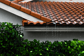 Arizona home with no gutters in the rain